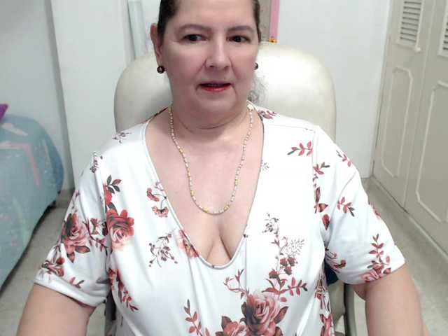 leonela-68 live cam on BongaCams