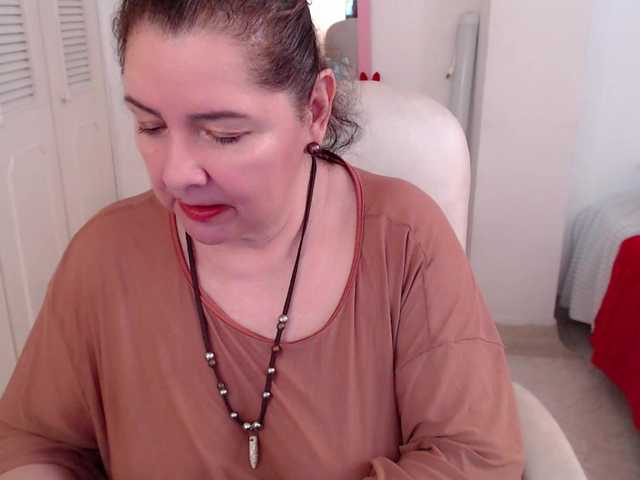 leonela-68 live cam on BongaCams