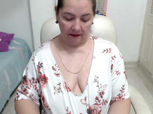 leonela-68 live cam on BongaCams