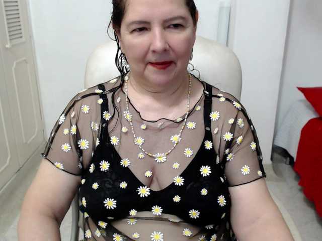 leonela-68 live cam on BongaCams