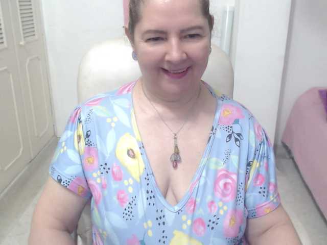 leonela-68 live cam on BongaCams