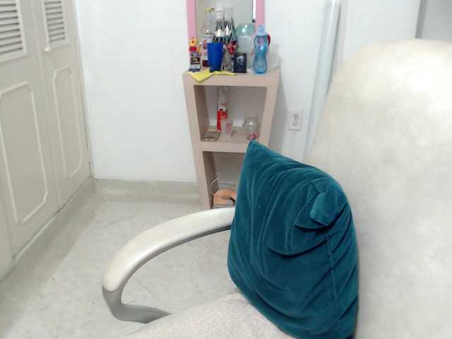 leonela-68 live cam on BongaCams