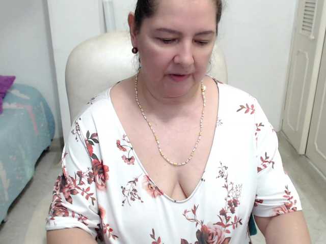 leonela-68 live cam on BongaCams