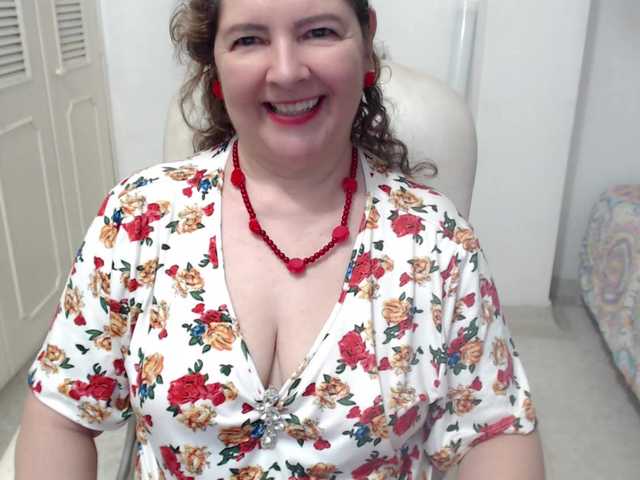 leonela-68 live cam on BongaCams