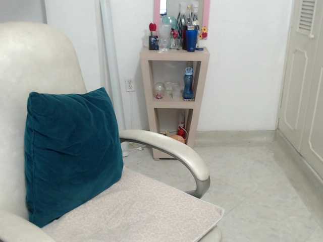 leonela-68 live cam on BongaCams