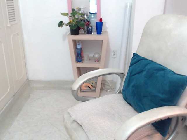leonela-68 live cam on BongaCams