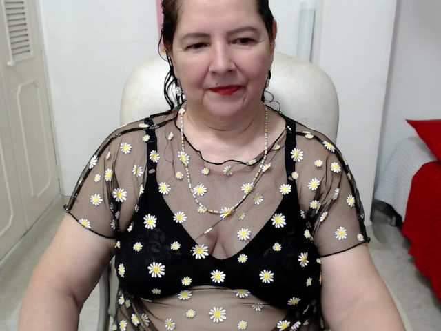 leonela-68 live cam on BongaCams