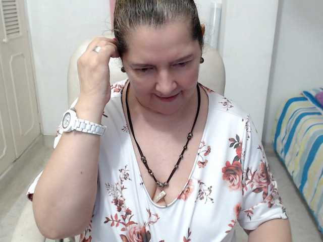 leonela-68 live cam on BongaCams