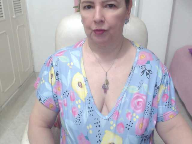leonela-68 live cam on BongaCams