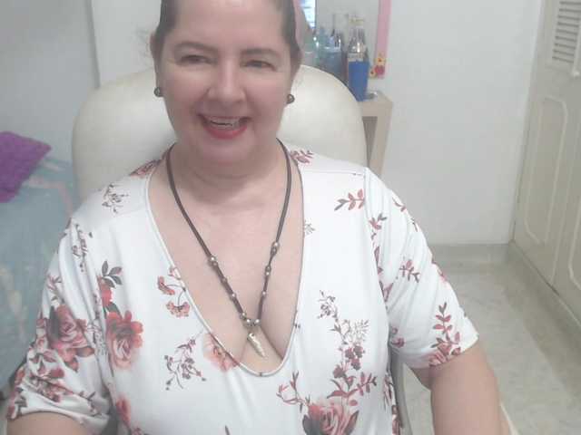 leonela-68 live cam on BongaCams