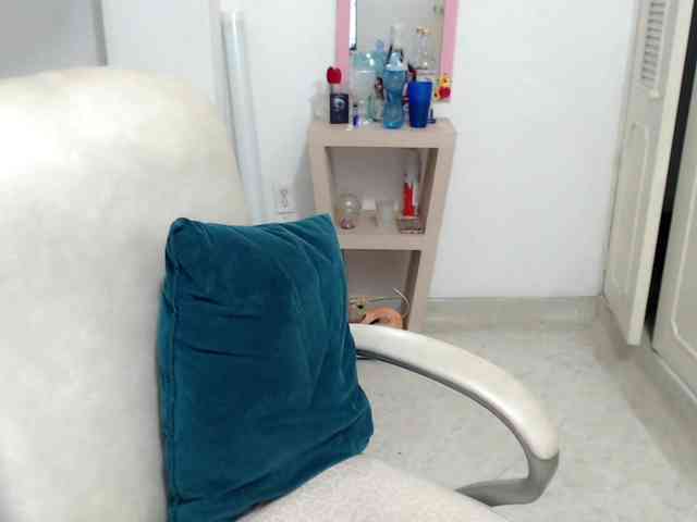 leonela-68 webcam
