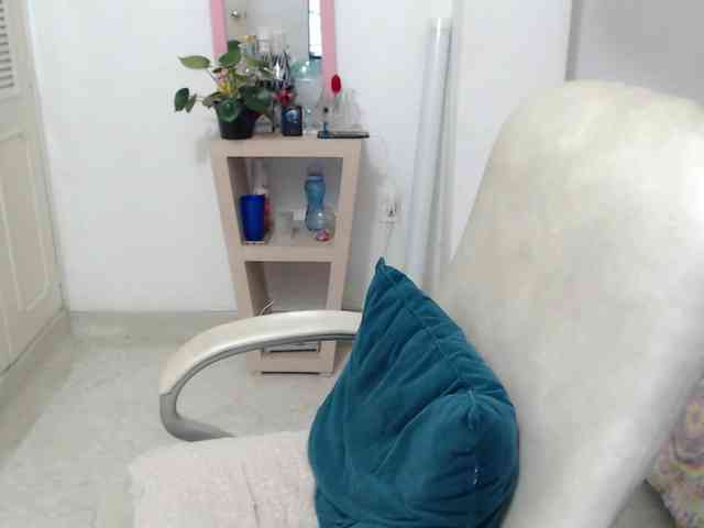 leonela-68 webcam