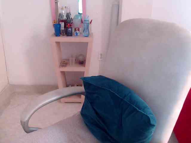 leonela-68 webcam