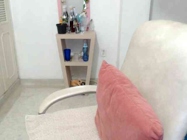 leonela-68 webcam