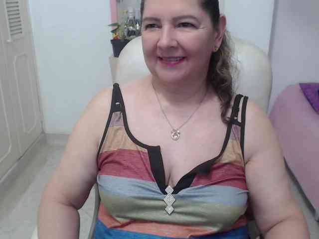 leonela-68 live female cam on bongacams