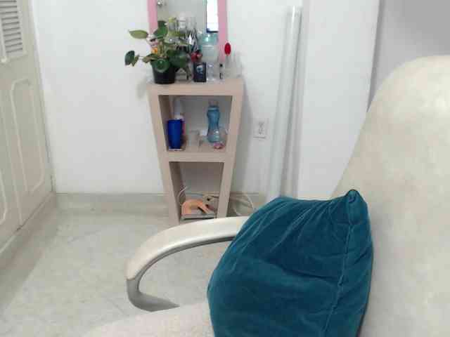 leonela-68 webcam