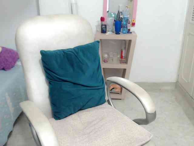 leonela-68 webcam