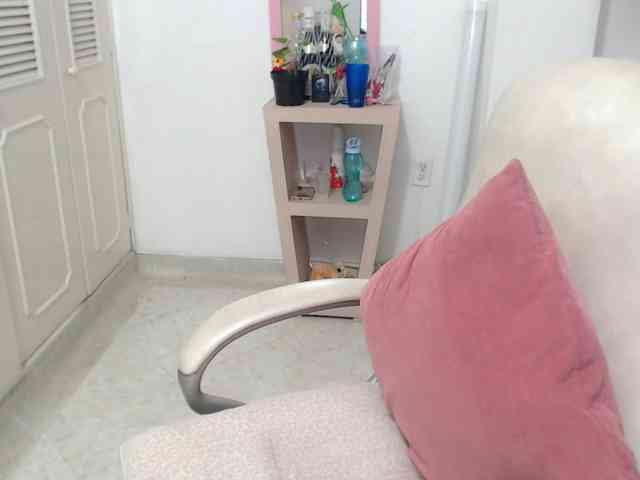 leonela-68 webcam