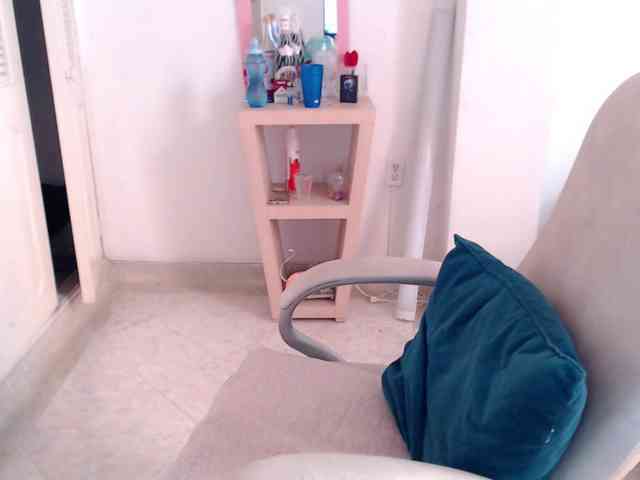 leonela-68 webcam