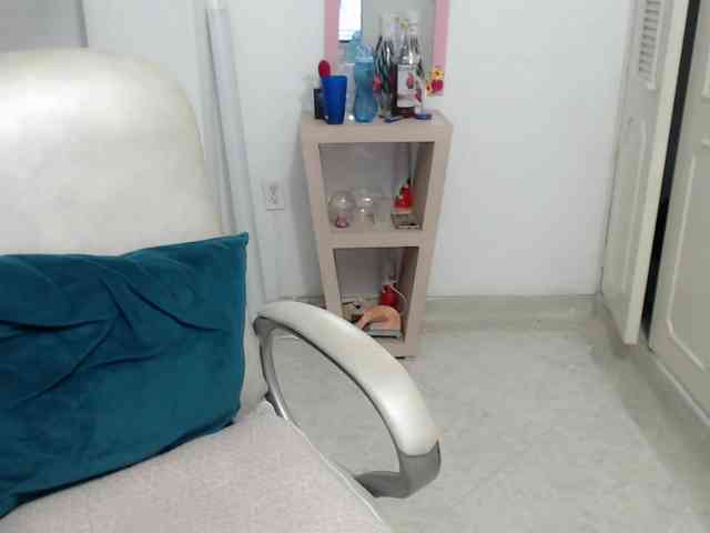 leonela-68 webcam