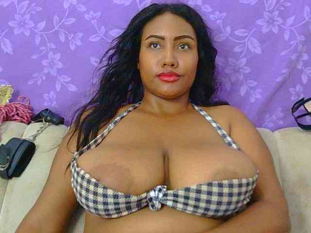Modelo: minabigboobs
