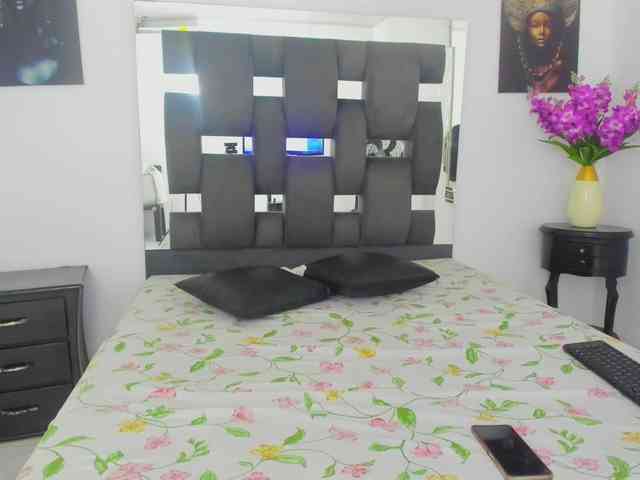 VictoriaGrant webcam