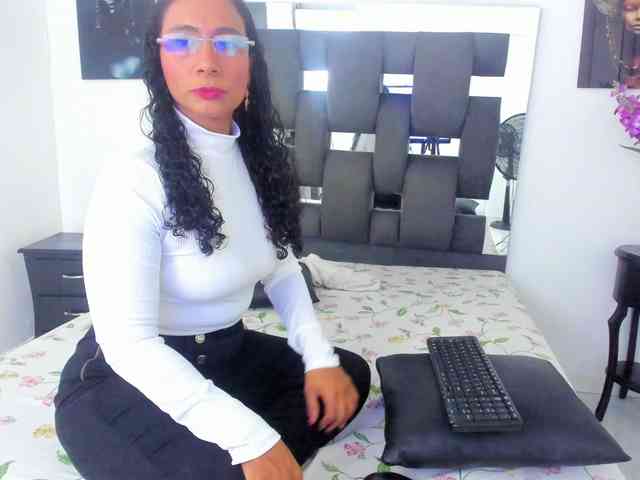 VictoriaGrant webcam