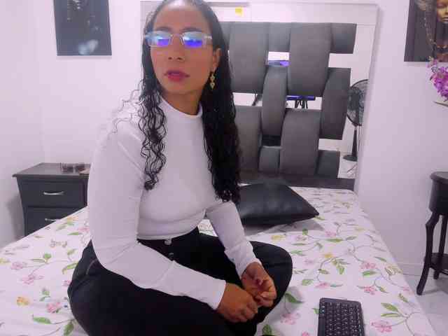 VictoriaGrant webcam
