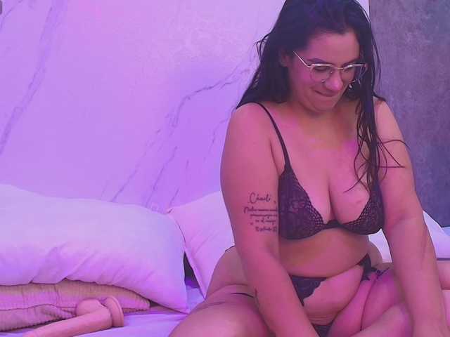le modèle ScarlettMyers1 est en webcam porno dans un show sur le site bongacams, il possède les tags suivants: Latino/Hispanic,Brunette,Shaved