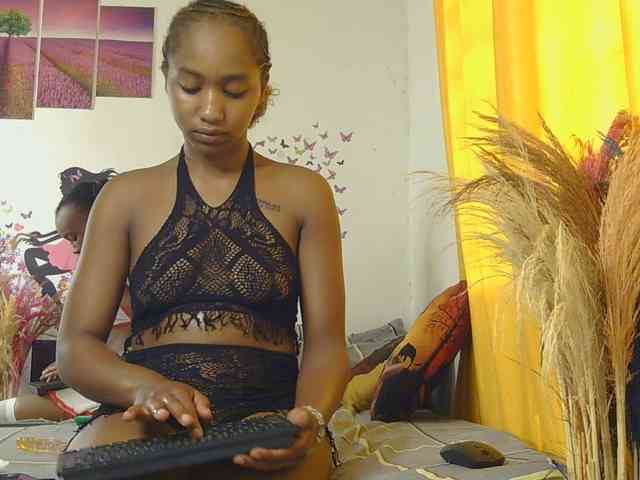 SaucyAngels webcam