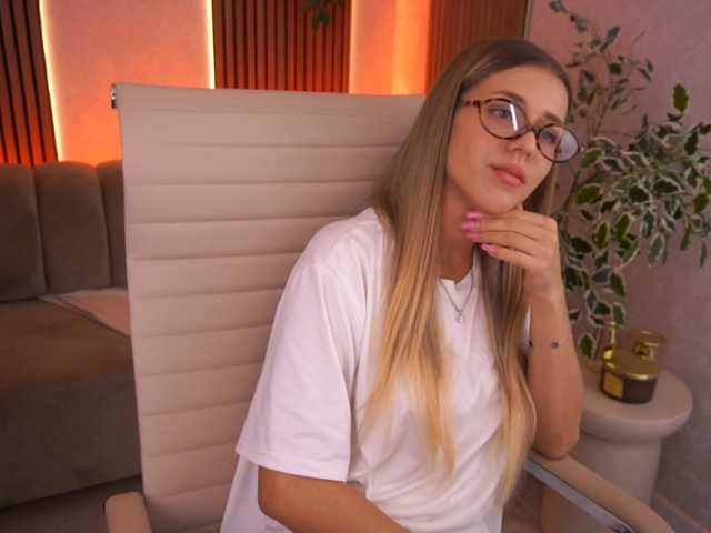 LoveeDove live cam on BongaCams