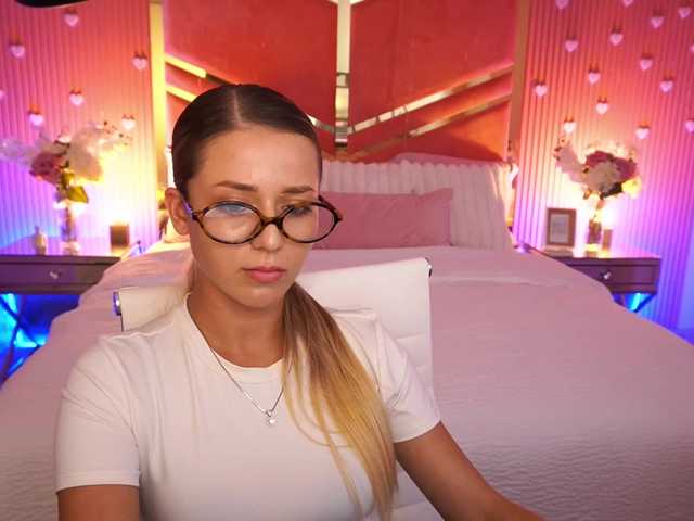 LoveeDove live webcam show