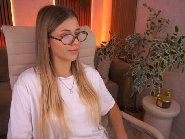 LoveeDove live cam on BongaCams