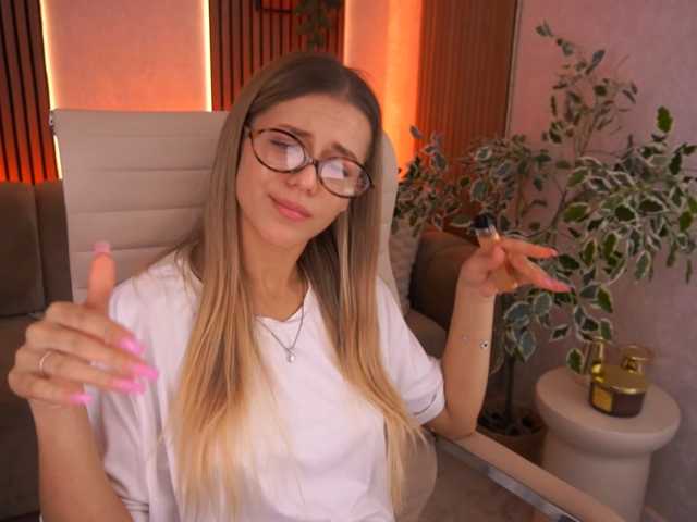 LoveeDove live cam on BongaCams