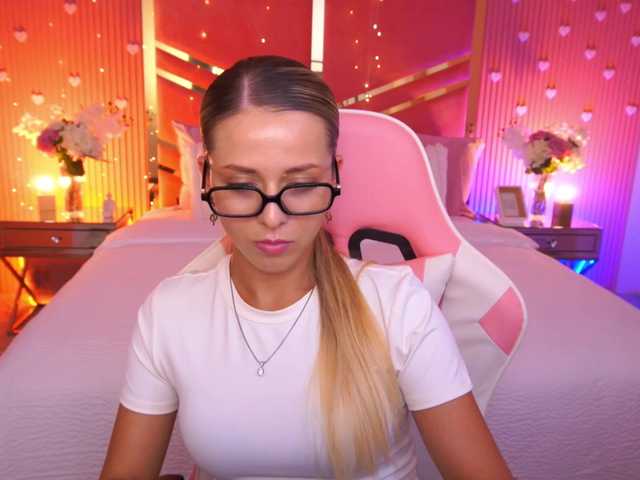 LoveeDove live cam on BongaCams
