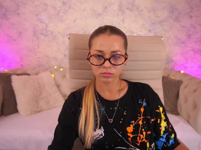 LoveeDove live cam on BongaCams