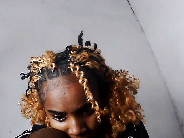 le modèle Elinah1 est en webcam porno dans un show sur le site bongacams, il possède les tags suivants: Ebony,Brunette,Shaved