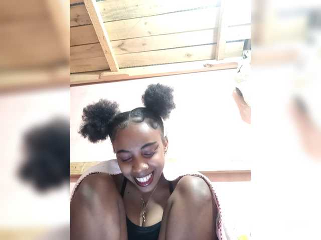 Elinah1 live cam on BongaCams