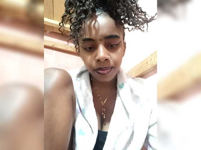 Elinah1 live cam on BongaCams