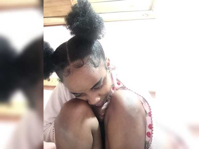 Elinah1 live cam on BongaCams