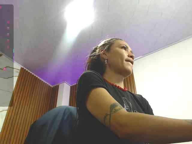 alonddra-tay webcam