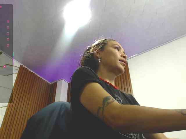 alonddra-tay webcam