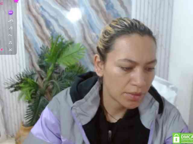 alonddra-tay webcam