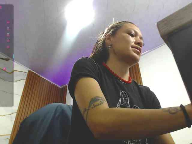 alonddra-tay webcam