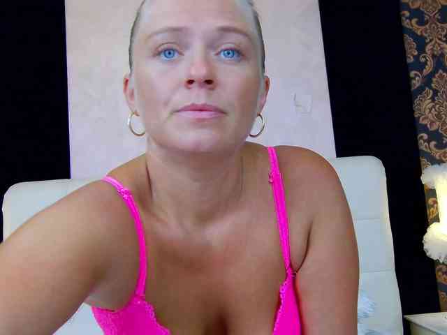 Mari-Lou Live Webcam on BongaCams