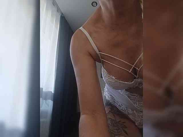 KissMiSveet1234 webcam