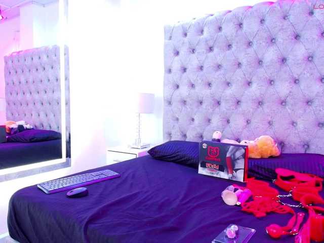 Zoe-moon live cam on BongaCams