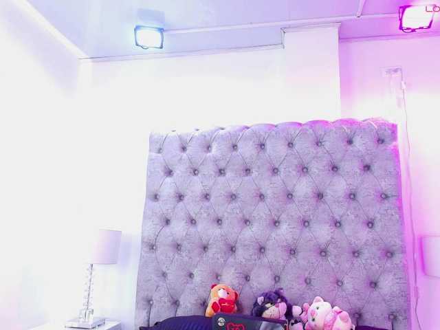 Zoe-moon live cam on BongaCams