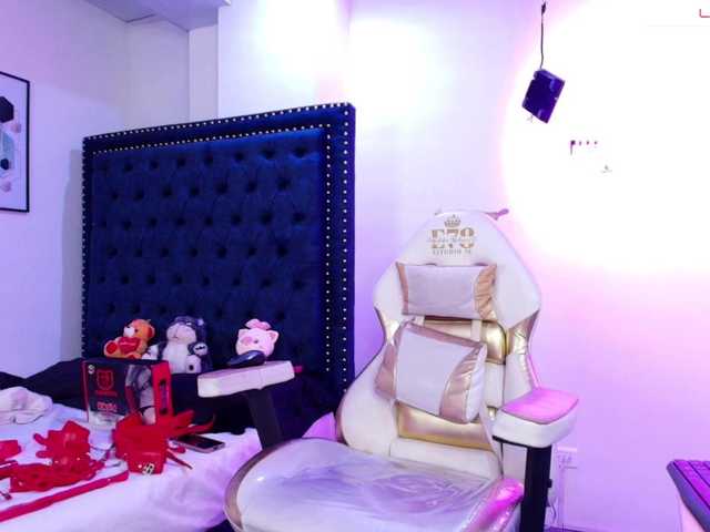 Zoe-moon live cam on BongaCams