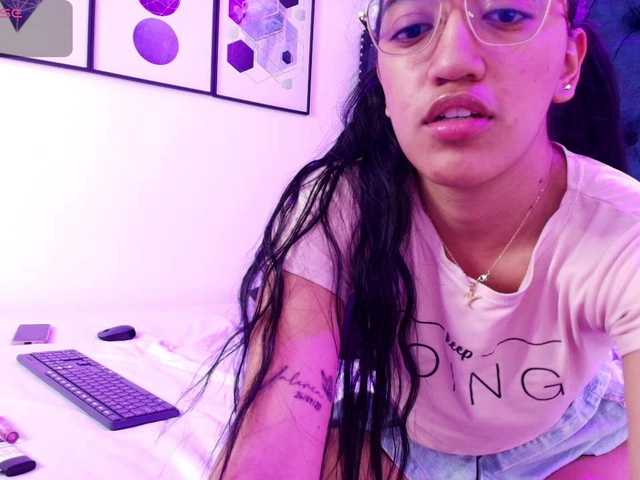 le modèle Zoe-moon est en webcam porno dans un show sur le site bongacams, il possède les tags suivants: Latino/Hispanic,Brunette,Trimmed